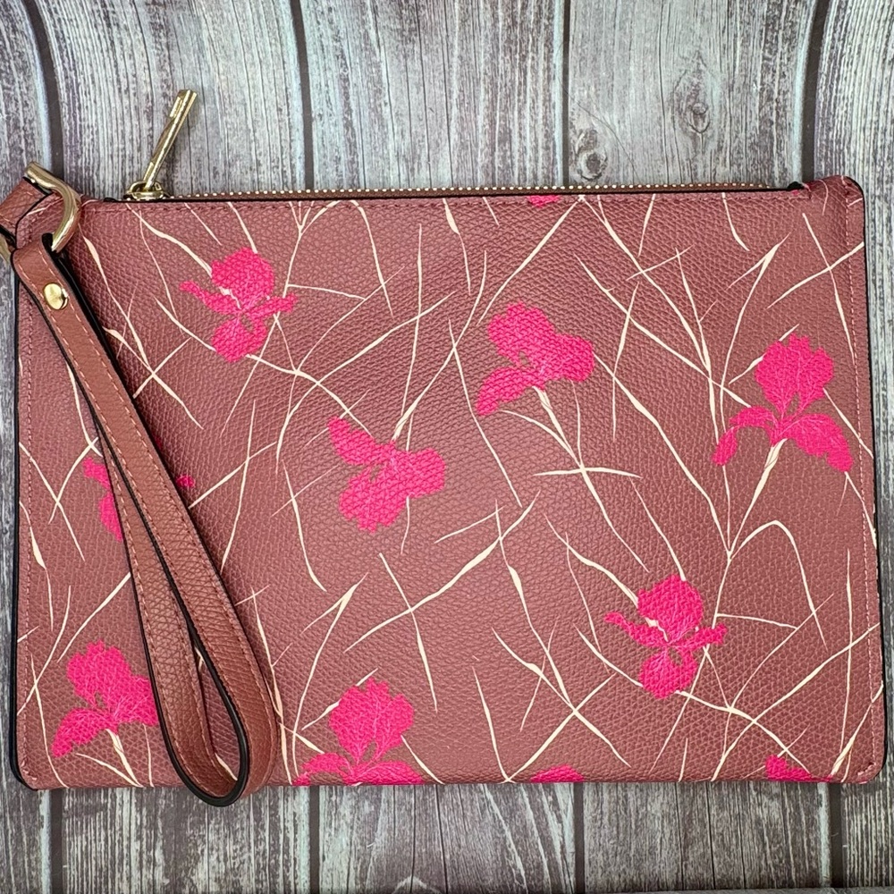 ❤️💕PERFECT FOR VALENTINE’S DAY❤️💕A New Day Pink Floral Faux Leather Wristlet